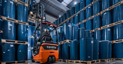 Toyotan vastapainotrukki käsittelemässä kuormaa